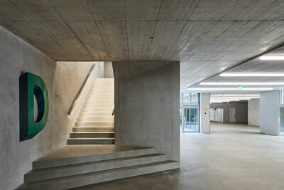 Kosmos Raumknoten Schulhaus reitmen Schlieren Treppenaufgang Foyer Bild G Aerni jpg